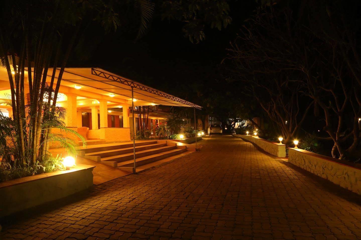Hotel Outpost@Alibaug à Alībāg Extérieur photo